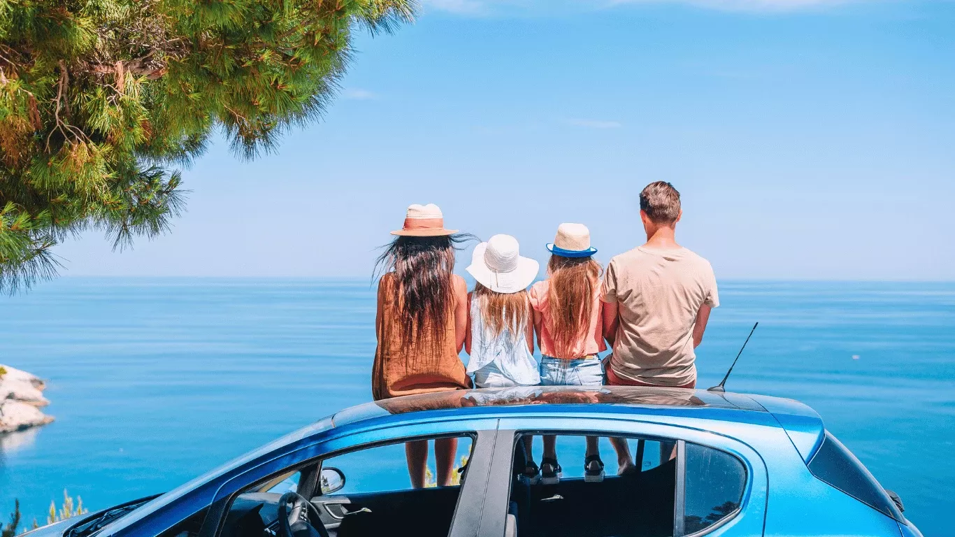 Famille profitant de visiter l'île avec une voiture loué à partir de 21 euros par jour.